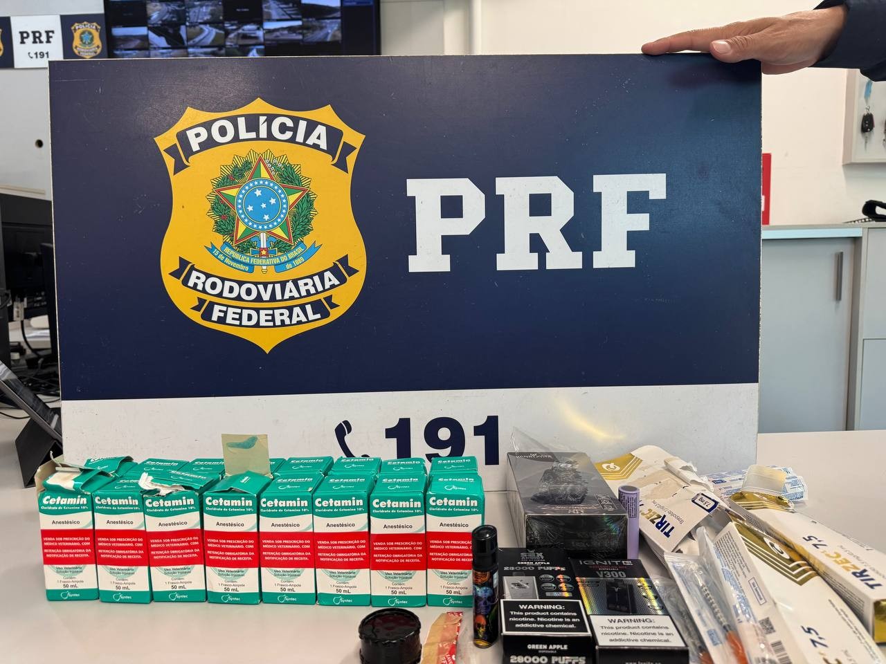 Jovem é preso por tráfico internacional de drogas na Via Dutra, em Barra Mansa