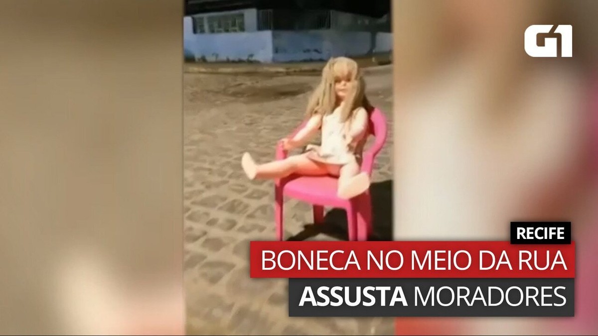 Boneca em cadeira no meio da rua assustou moradores de Afogados, no Recife