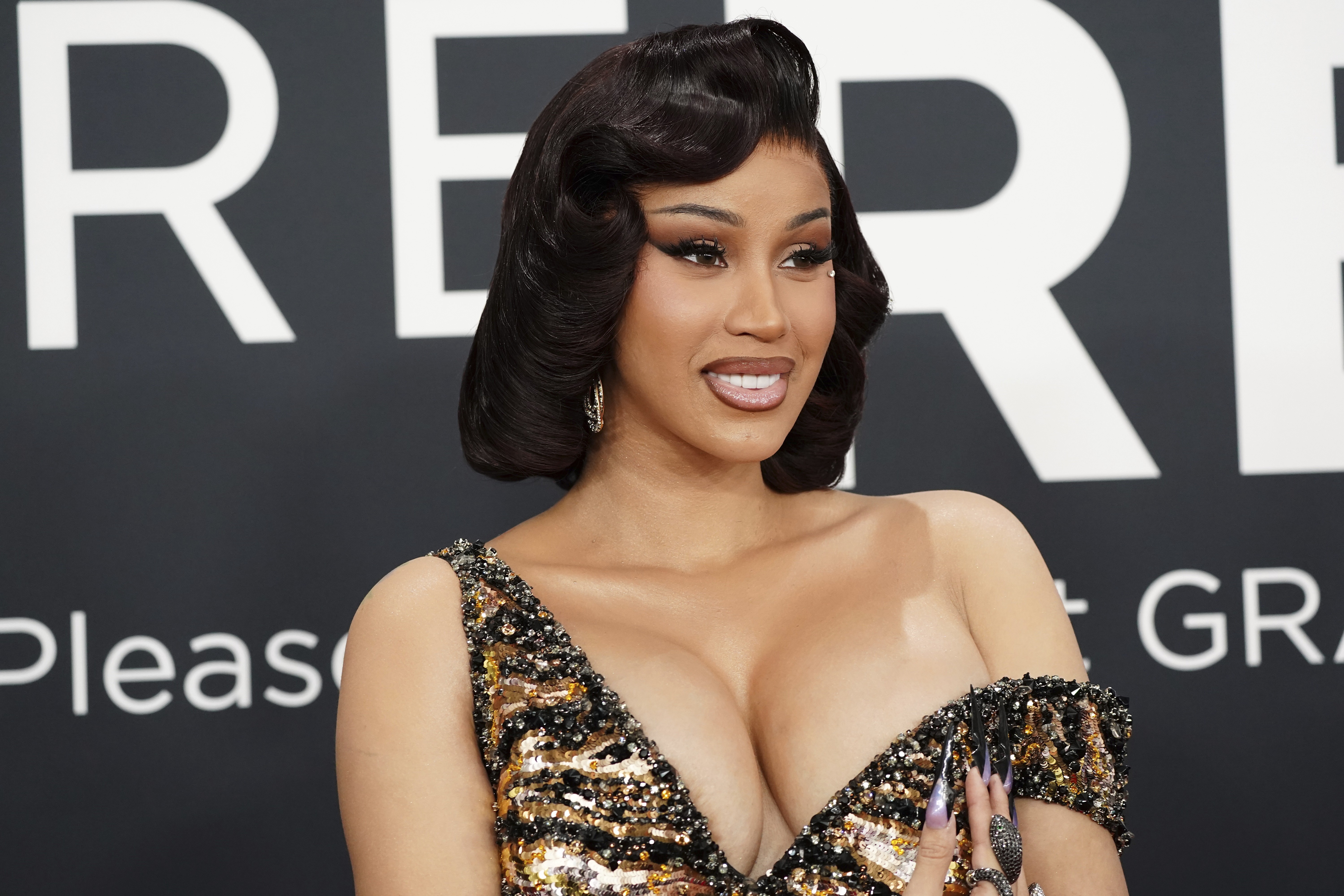 Cardi B dá à luz seu quarto filho, primeiro com o jogador Stefon Diggs
