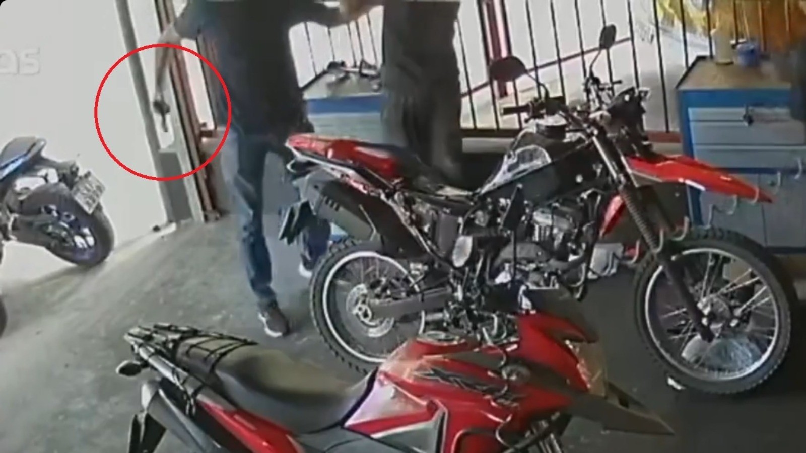 Policial penal tenta atirar contra funcionário de oficina, mas arma falha; veja vídeo