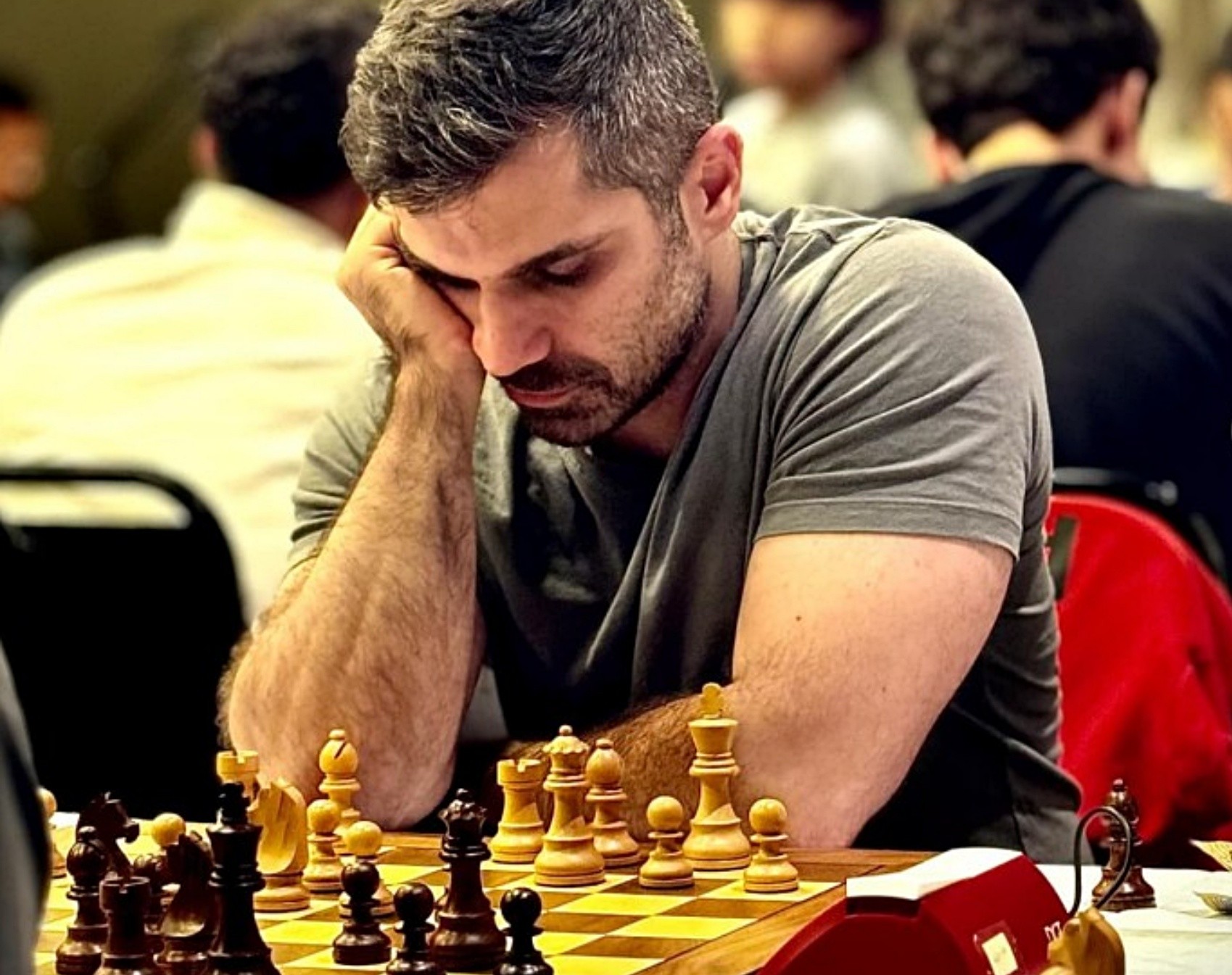 Bicampeão brasileiro de xadrez enfrenta 35 adversários simultaneamente em Poços de Caldas