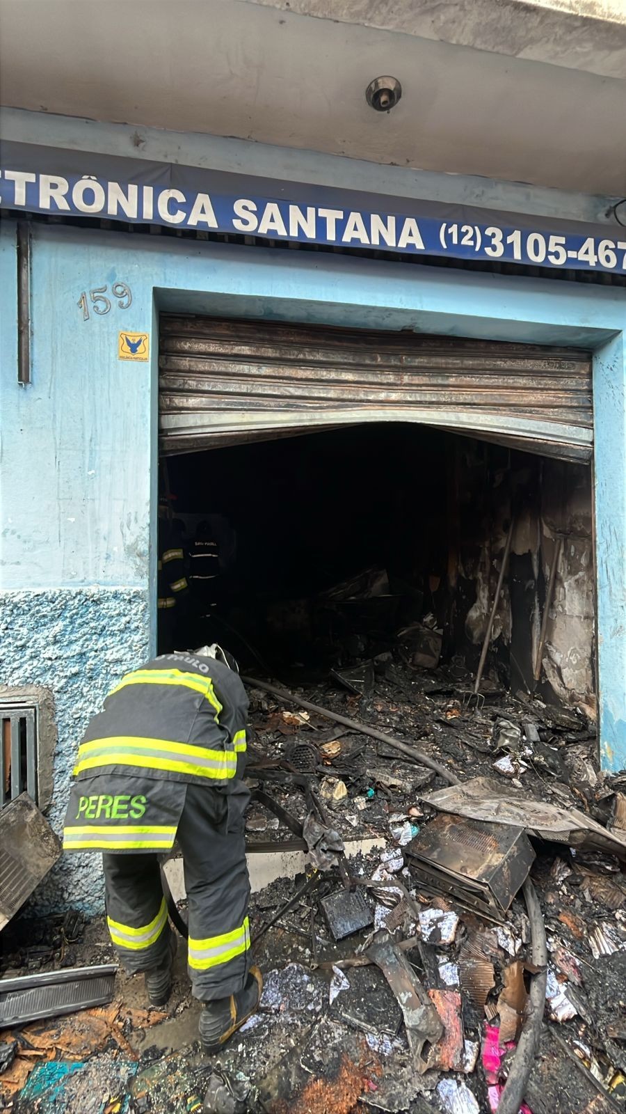 Depósito de materiais eletrônicos fica destruído após incêndio em Aparecida