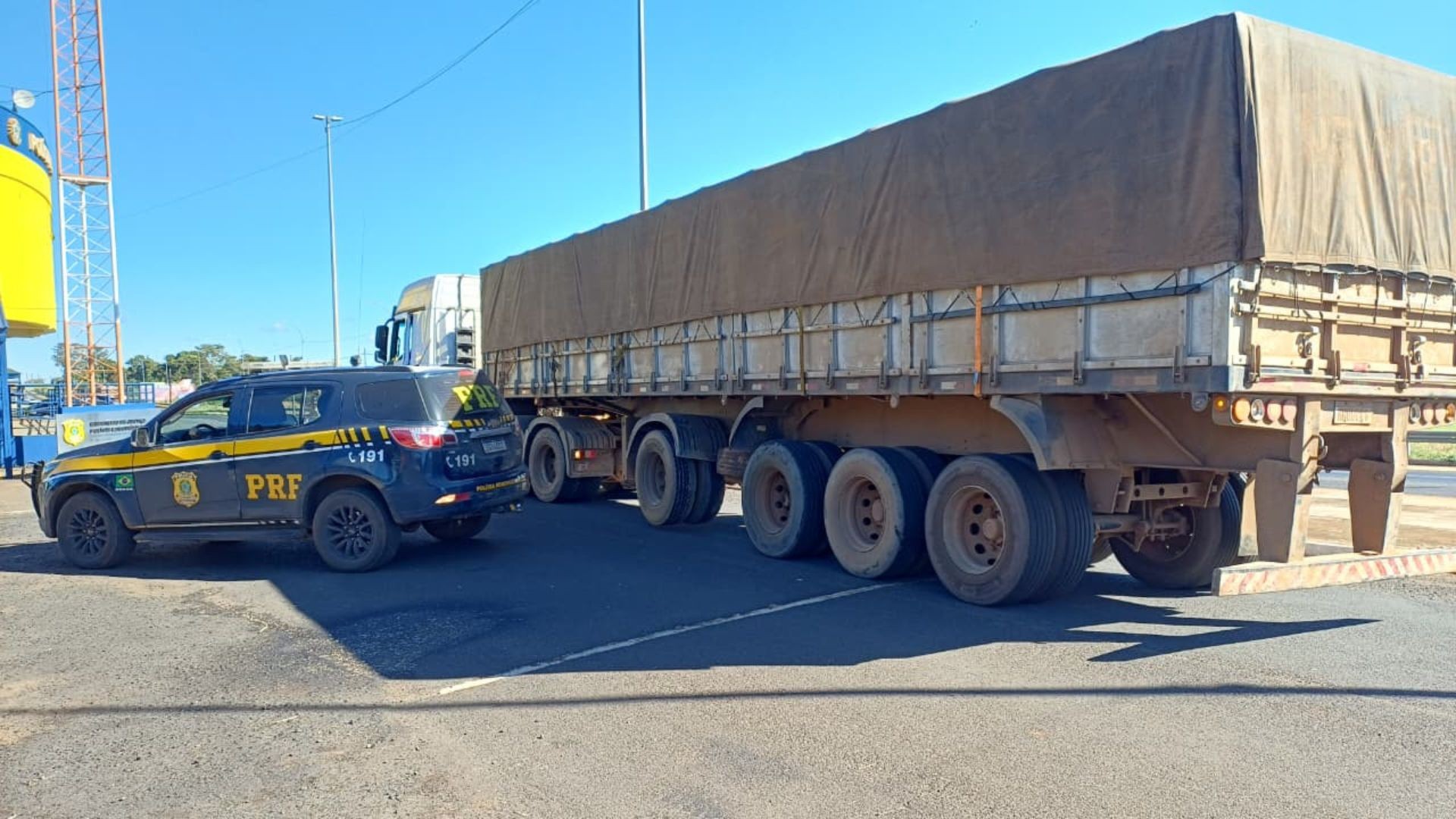 Carreta clone faz motorista de transportadora ser preso durante inspeção da PRF em Uberlândia