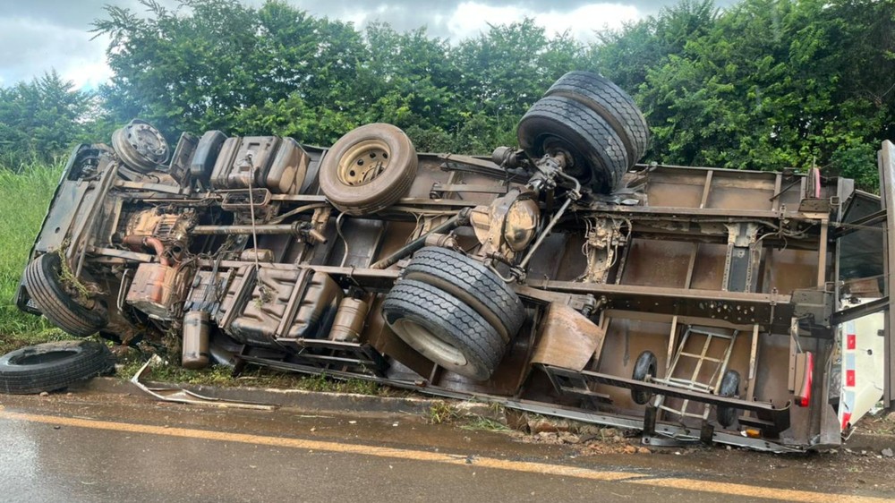 Caminhoneiro morre ao invadir contramão e provocar acidente com três veículos em MG