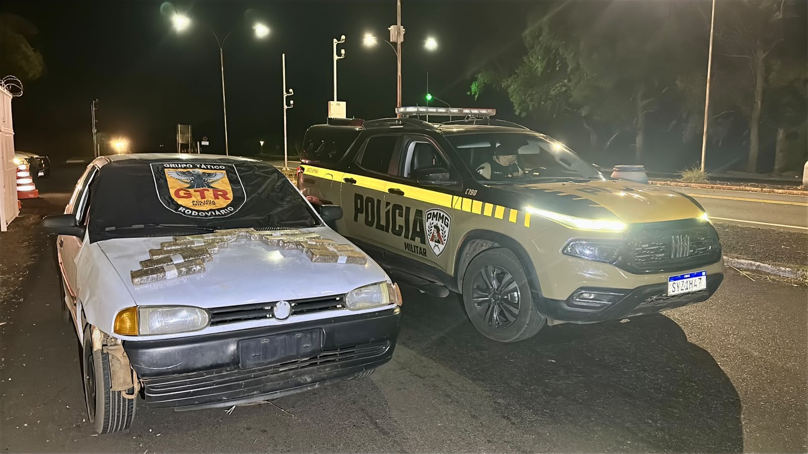 VÍDEO: Motorista foge da PM, sai da pista e é preso com 11 barras de maconha em Uberlândia