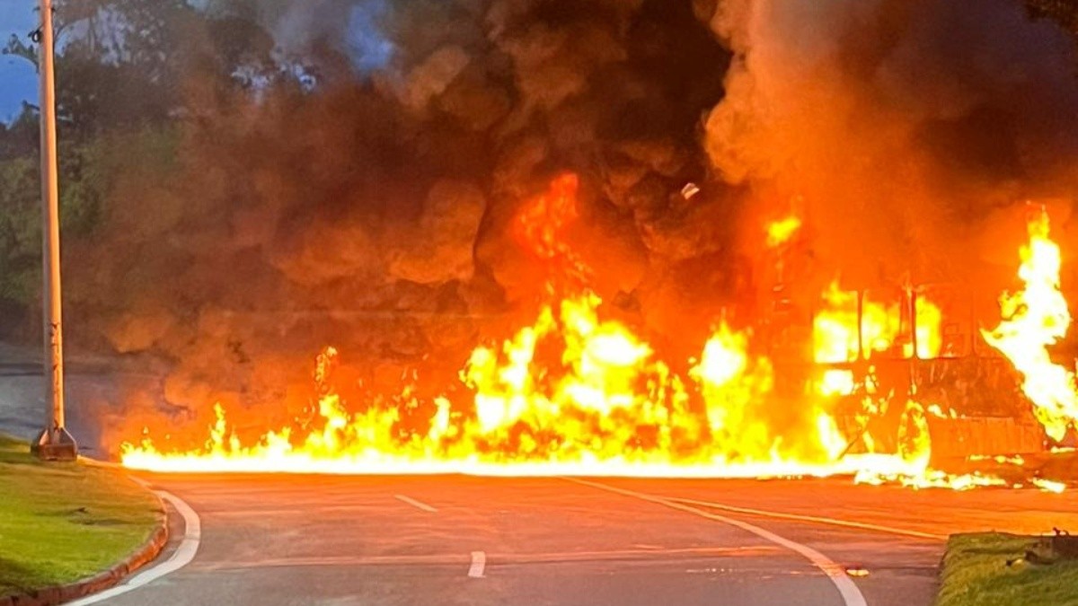 Ônibus pega fogo na Barra