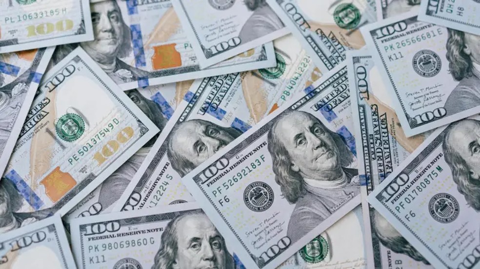 Queda do dólar nas reservas internacionais é visto como sinal de perda de força da moeda americana — Foto: Getty Images via BBC