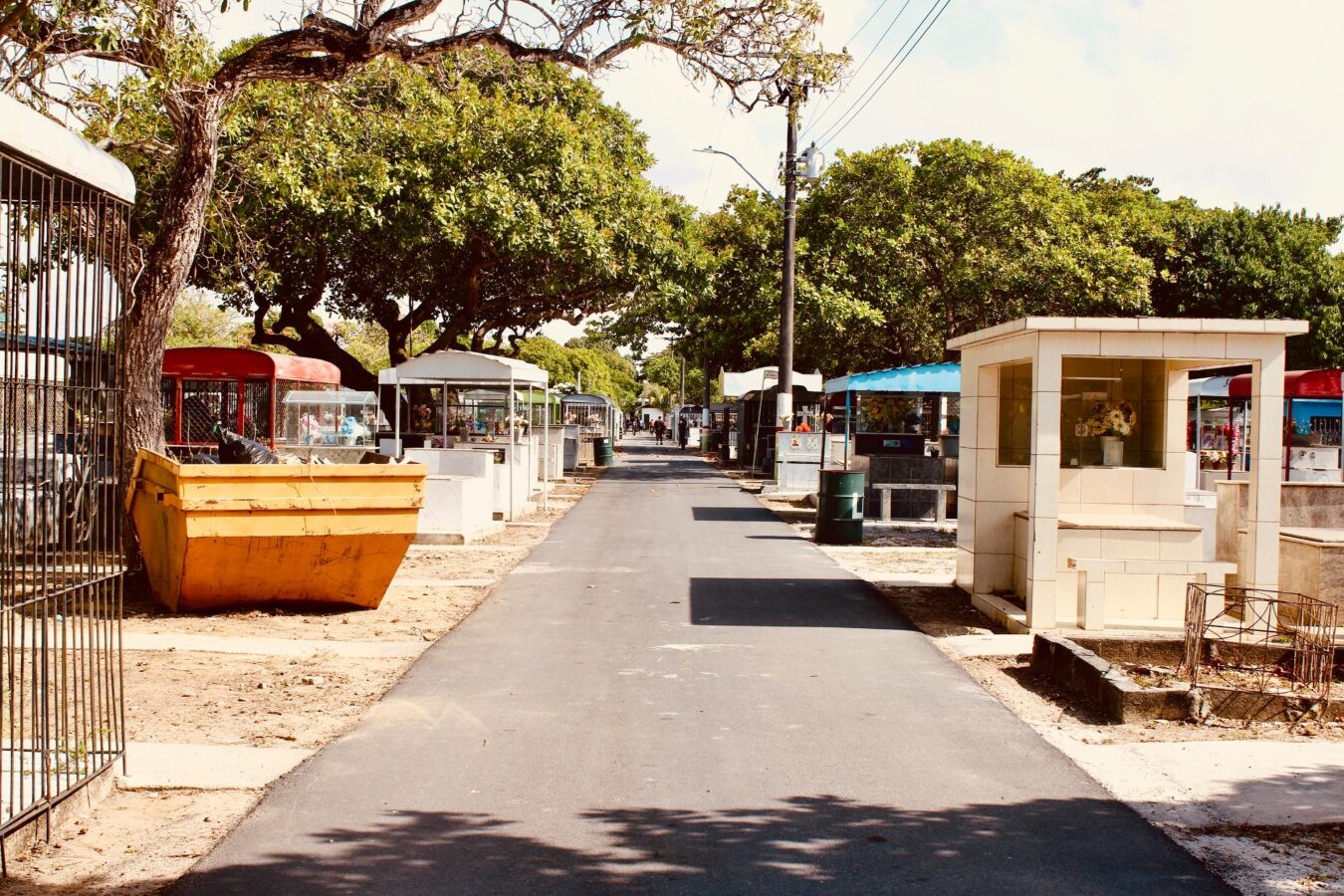 Cemitérios de Macapá recebem limpeza e revitalização para o Dia de Finados