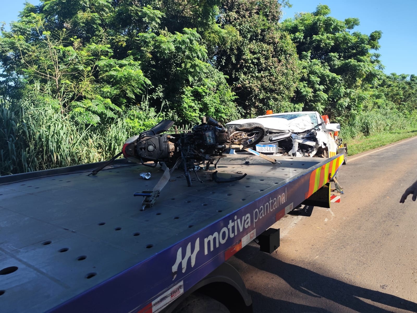 Jovem morre após bater moto em carro de terceirizada que presta serviço para concessionária da BR-163