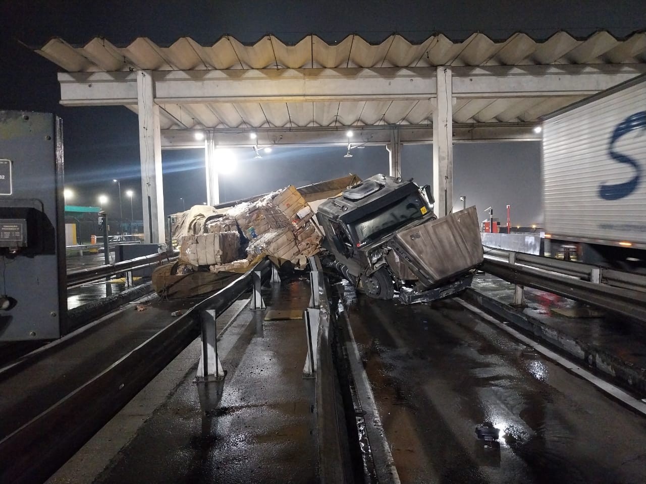 Motorista 'erra cancela automática' e tomba caminhão em praça de pedágio do Paraná, diz PRF