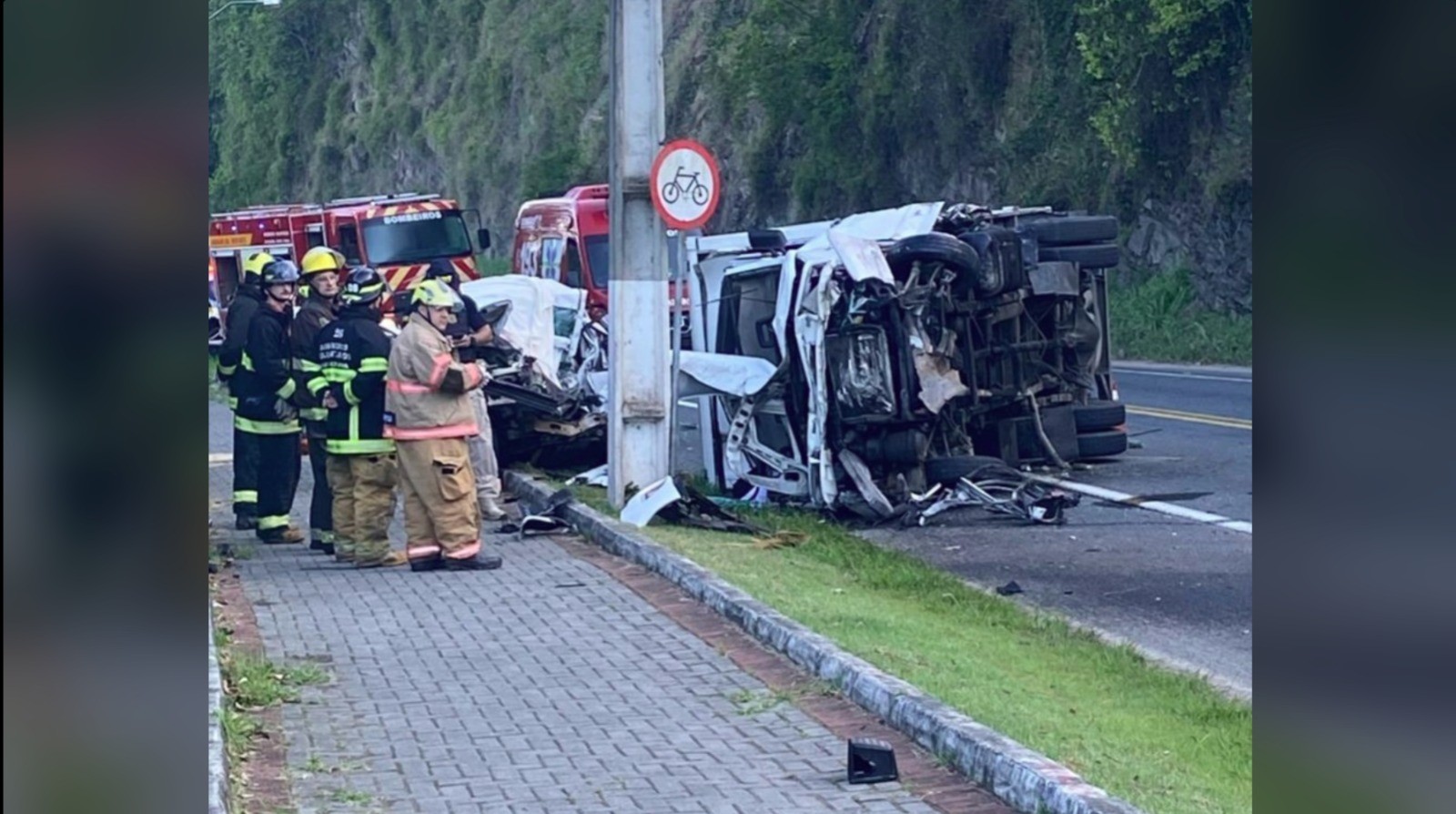 Três pessoas morrem após acidente entre carros e caminhão em SC; VÍDEO