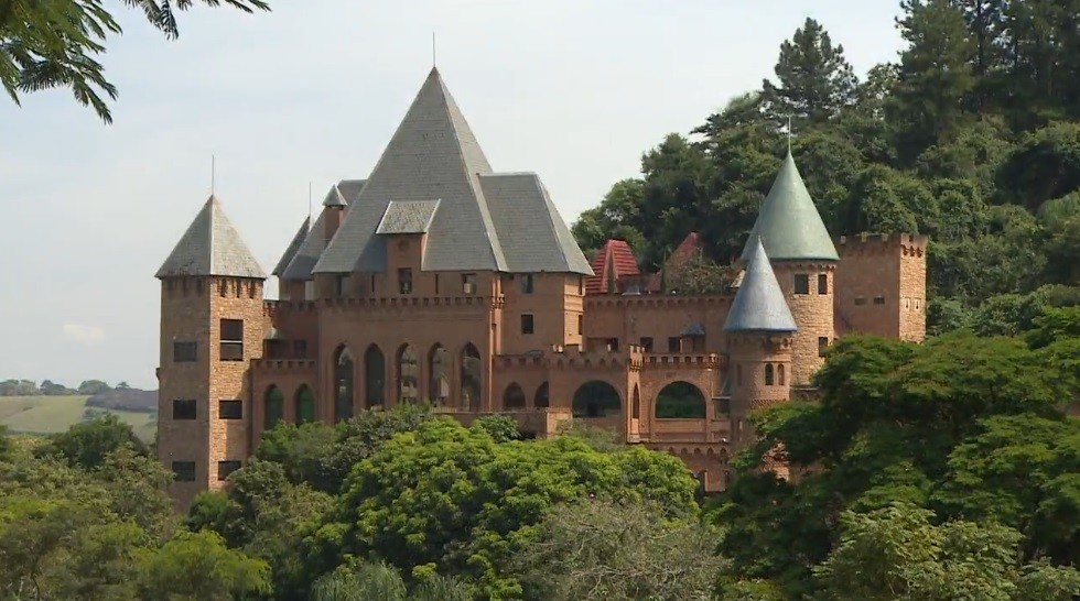 Como é o castelo construído por pesquisador centenário que fundou o Inpe; FOTOS