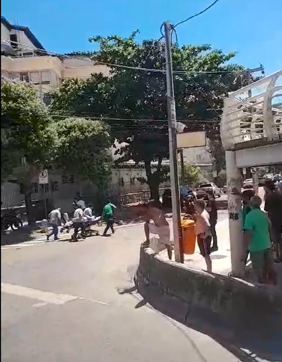 Um dos baleados é socorrido e levado para o Hospital Federal de Bonsucesso — Foto: Reprodução