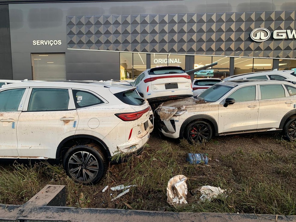 Carros destuídos em concessionária de Guarulhos afetada pelas chuvas — Foto: Aldieres Batista/TV Globo