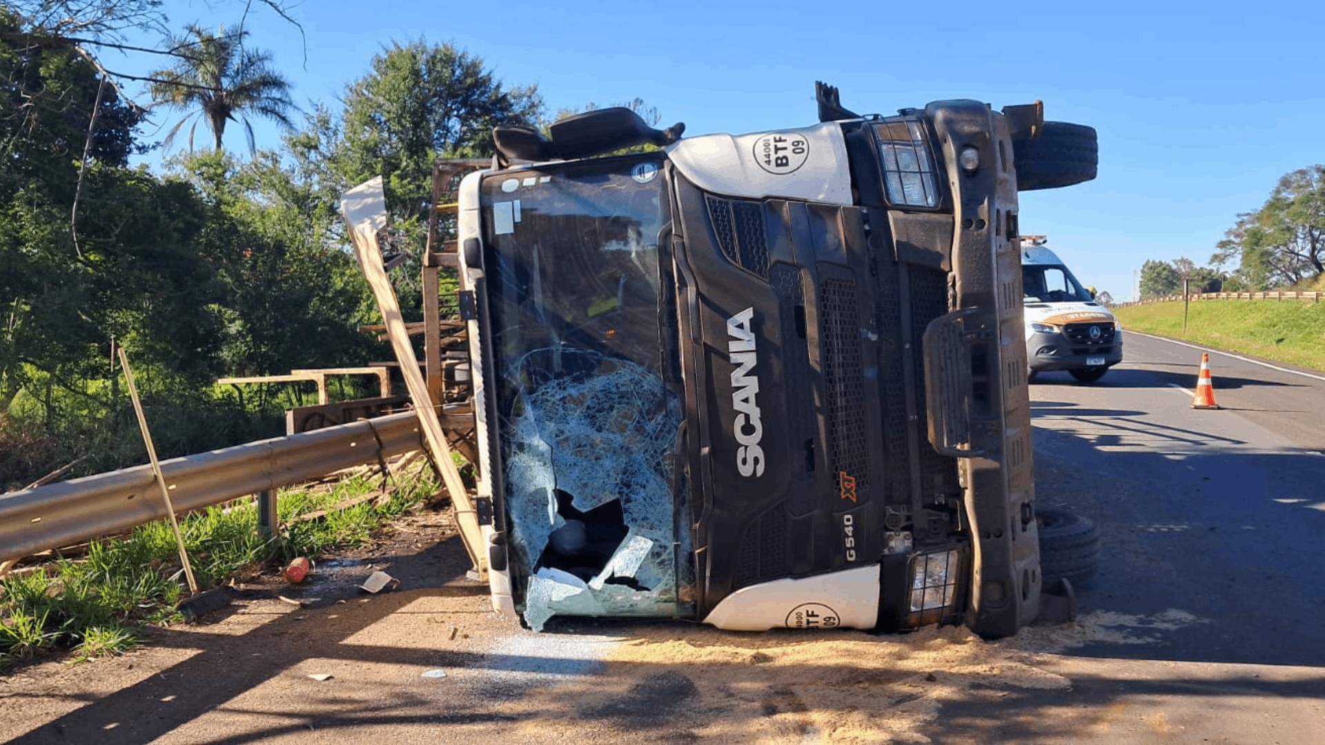 Caminhão com carga de madeira tomba na Marechal Rondon em São Manuel e motorista fica ferido