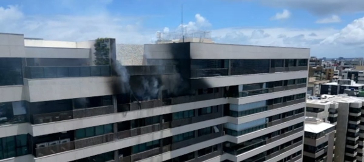 Incêndio atinge apartamento, e prédio é evacuado na Ponta Verde, em Maceió