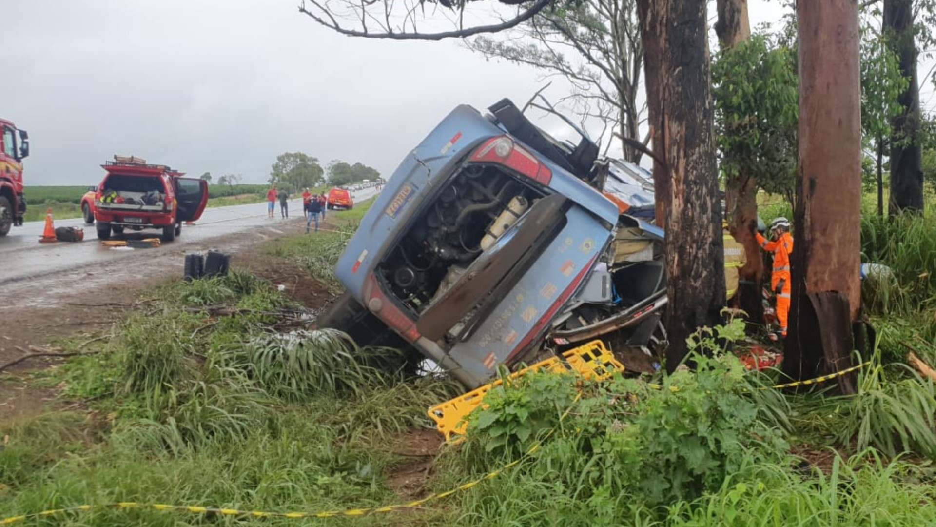 Ônibus capota em MG: passageiros voltavam do réveillon na Bahia