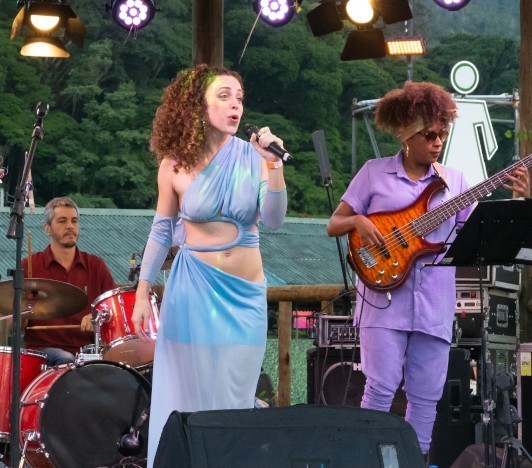 Cantora Marcela de Sá apresenta show gratuito no Quitandinha