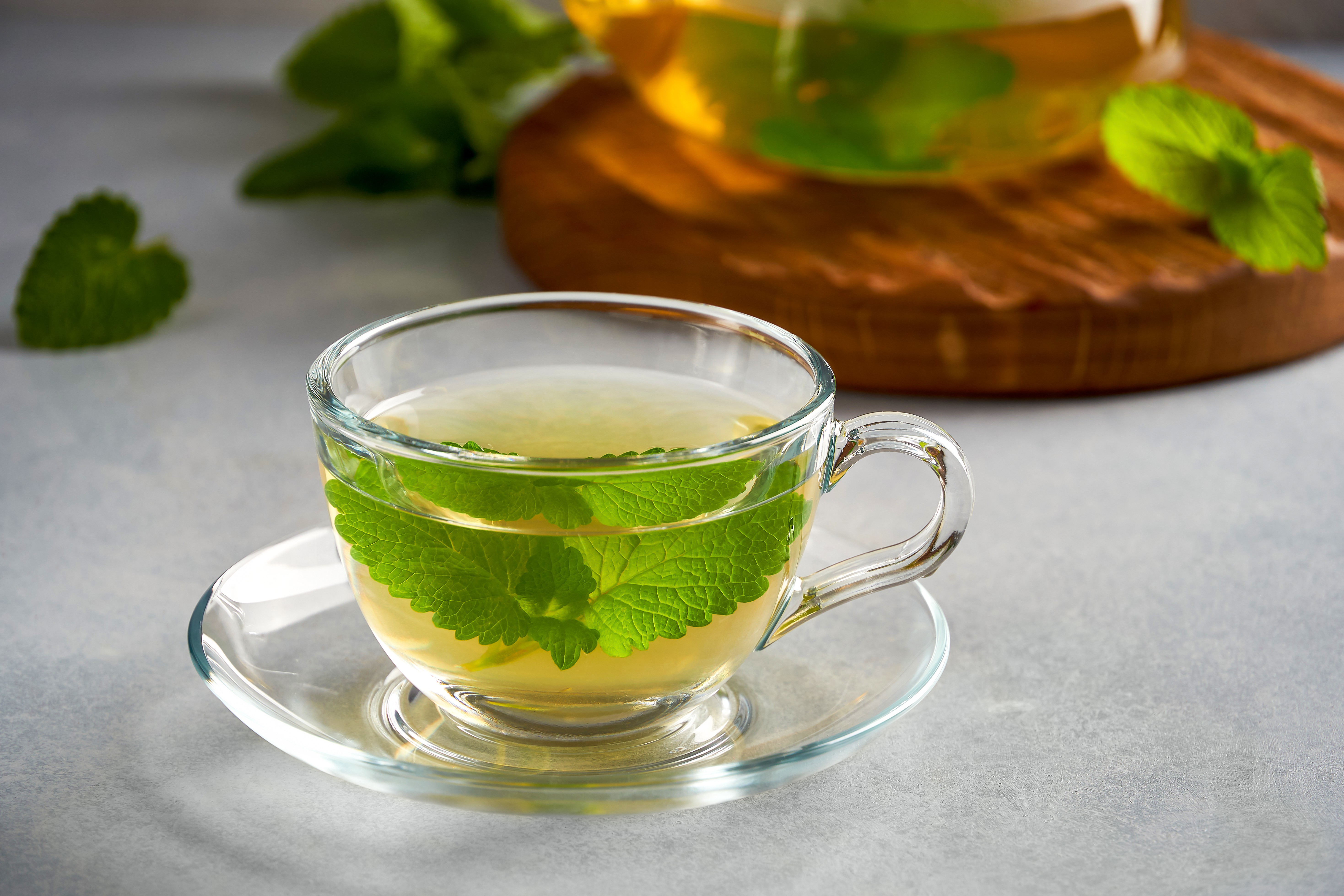 Chás-calmantes: entenda os efeitos da camomila, da erva-cidreira e da flor de maracujá e evite o uso incorreto