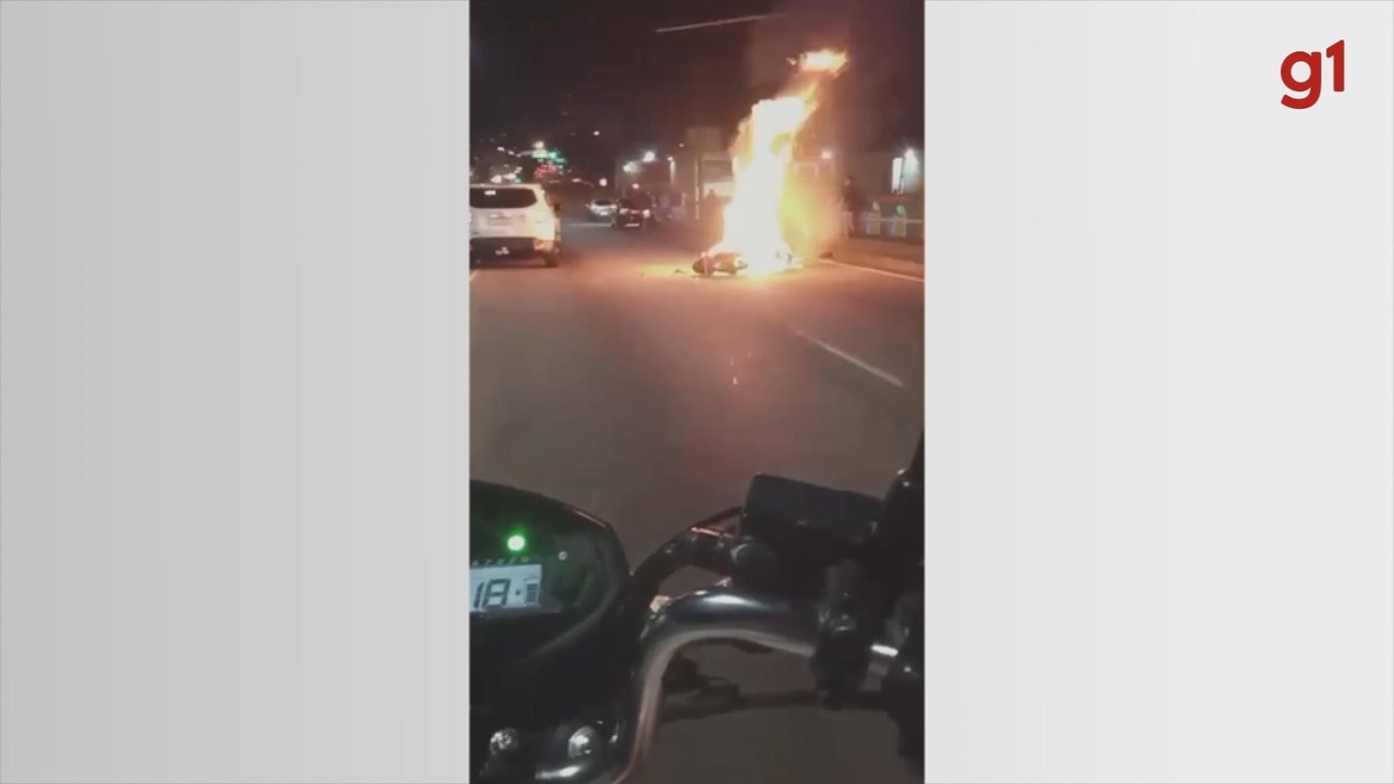 VÍDEO: moto pega fogo após acidente em Jundiaí