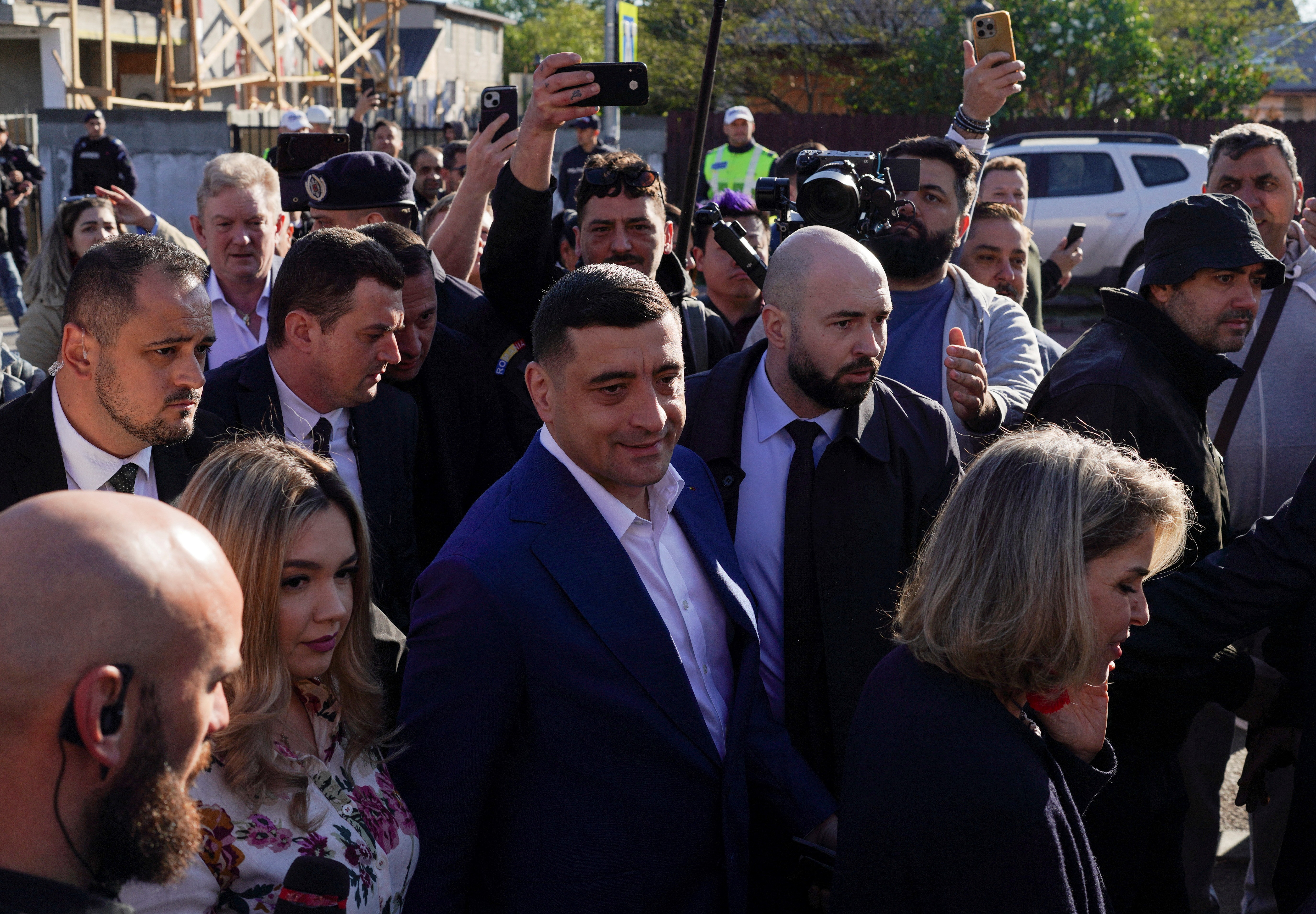 Romenos votam em segundo turno presidencial que pode ampliar divisões na União Europeia