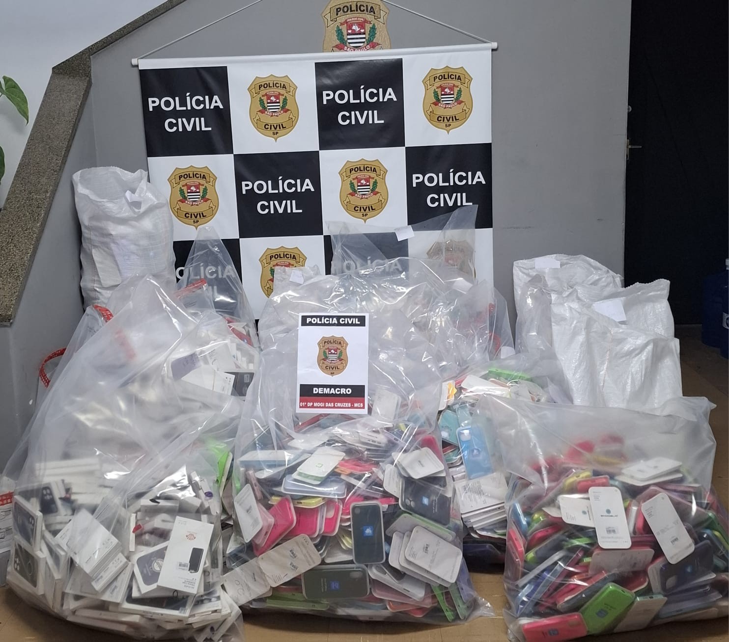 Polícia fiscaliza comércios suspeitos de venderem produtos piratas em Mogi das Cruzes
