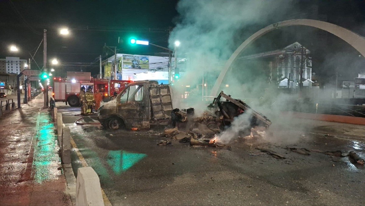 VÍDEO: caminhão carregado com produtos de limpeza pega fogo após acidente em Campos 