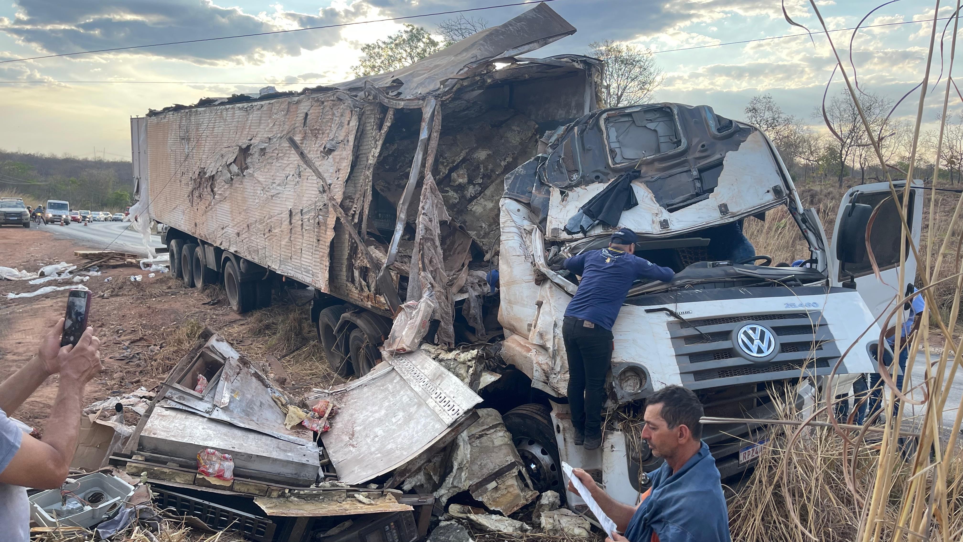 Motorista de carreta morre após perder controle em curva e bater em barranco no oeste da Bahia