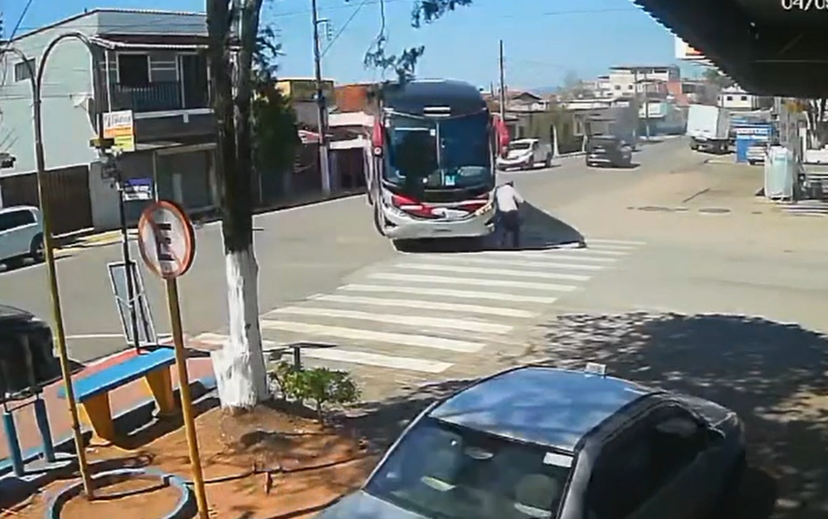 Idoso de 68 anos é atropelado na faixa de pedestres por ônibus em Conceição do Rio Verde, MG
