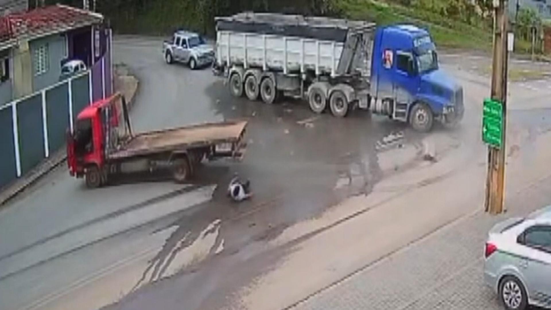 Motorista cai da cabine de carreta após batida e quase é atropelado pelo próprio veículo no Paraná; VÍDEO