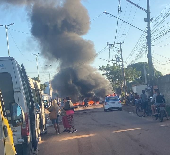 Moradores bloqueiam estrada em Campos dos Goytacazes em protesto por melhorias