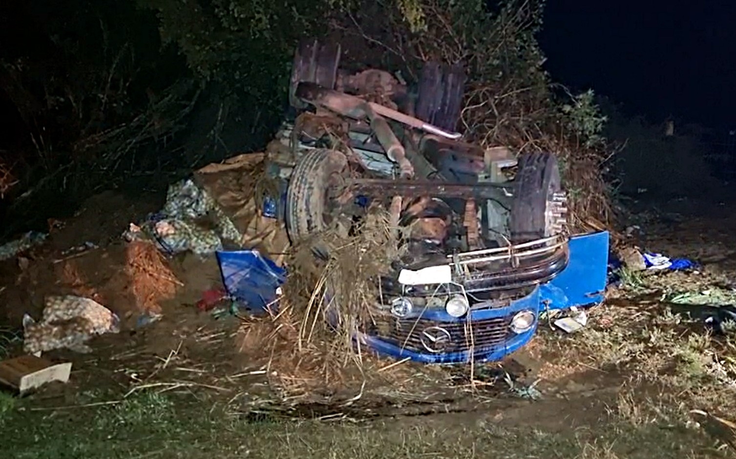Caminhão capota e família fica presa nas ferragens por quase uma hora até conseguir socorro na BR-146, em Passos