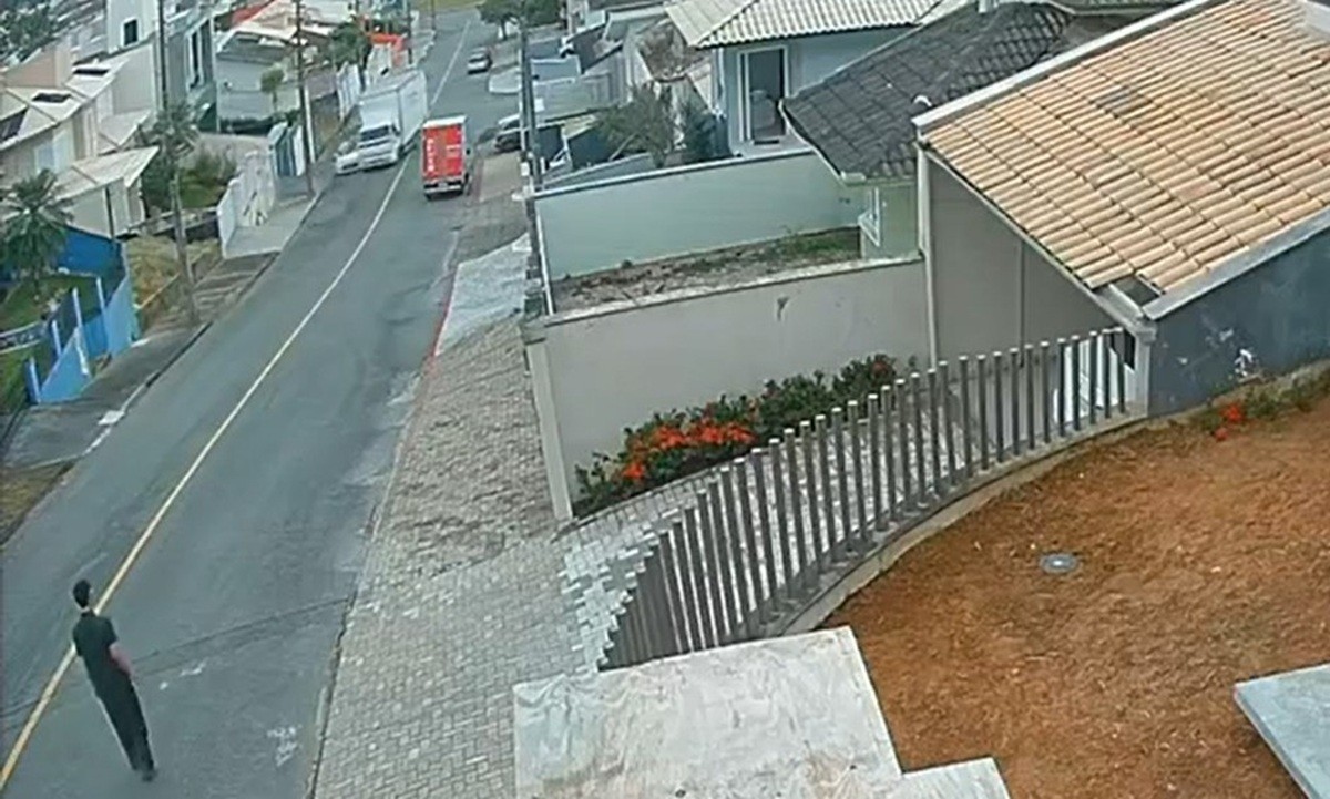 Caminhão desgovernado desce rua de ré desviando de carros em SC; VÍDEO