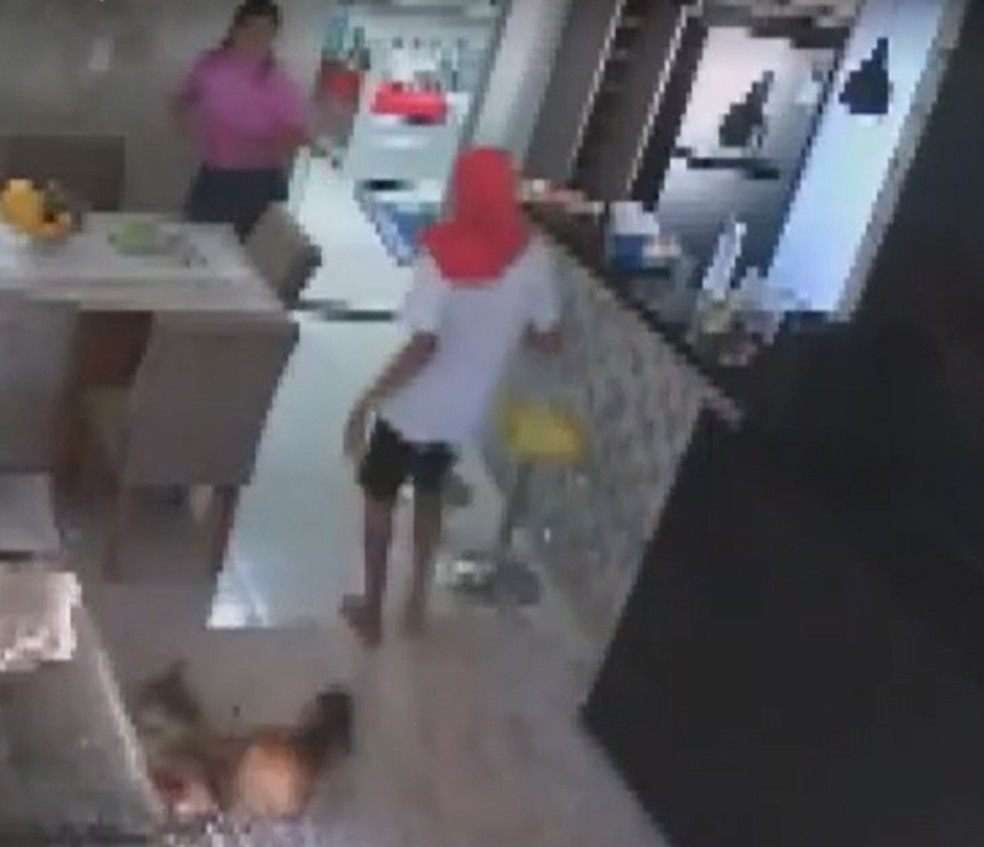 Imagem que mostra esposa da vítima mostrando a casa ao atirador que executou José Vicente  — Foto: Reprodução/Redes Sociais