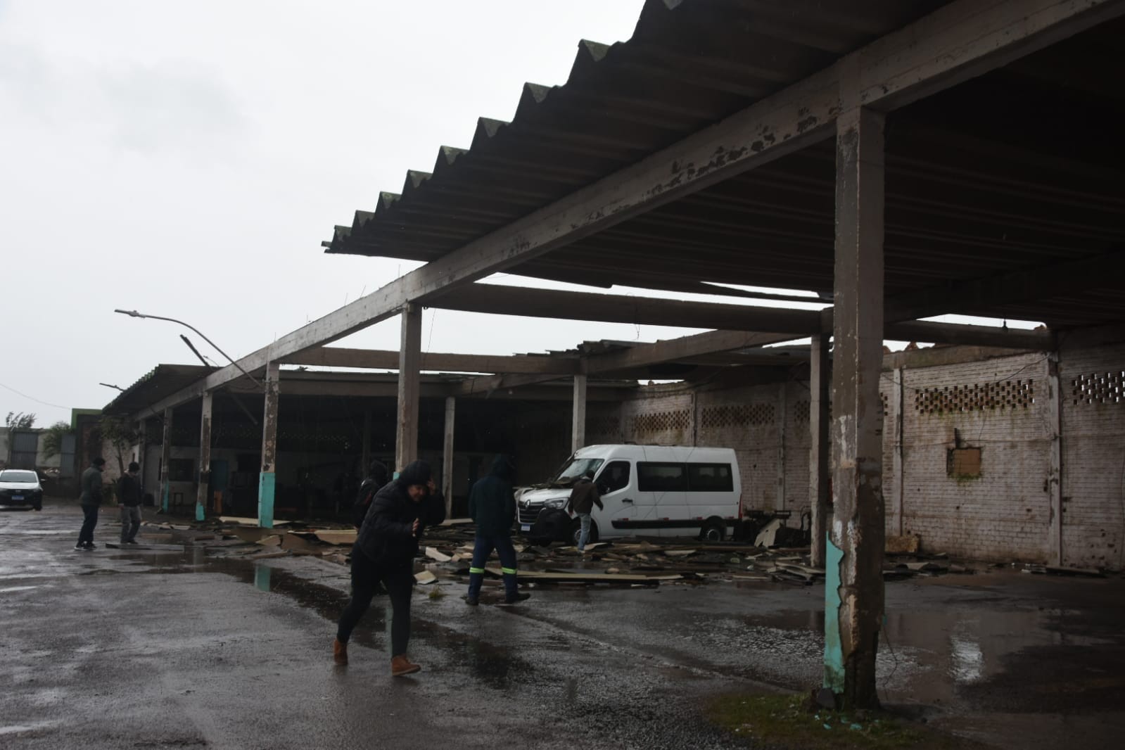 Ciclone extratropical no RS: vento arranca telhado de garagem em Imbé 