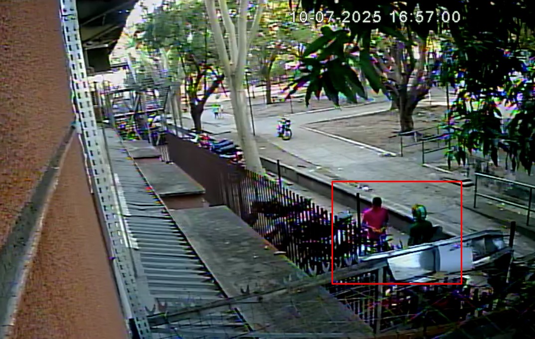 Vídeo mostra ação de criminosos a luz do dia durante furto de motocicleta no Shopping da Cidade, em Teresina