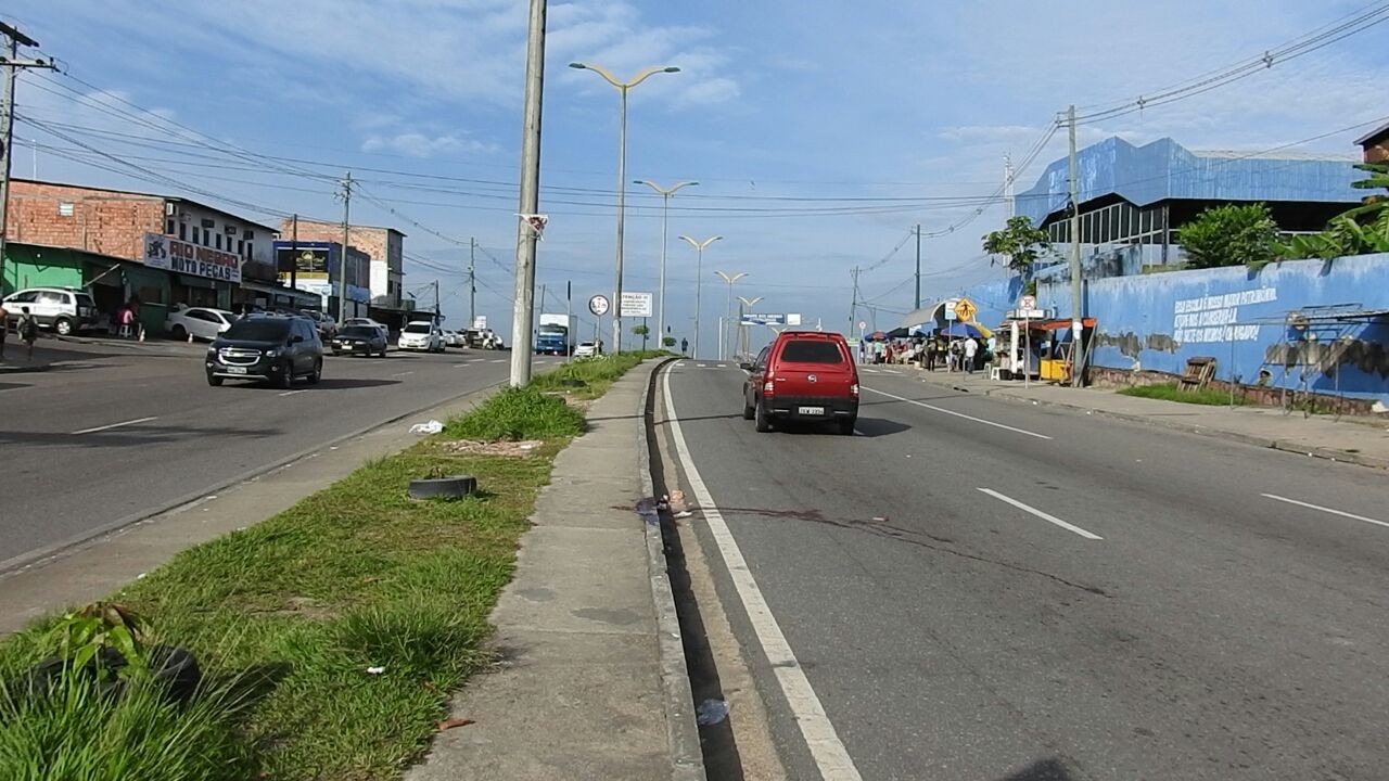 Homem é atropelado e arrastado por carro na Compensa, em Manaus