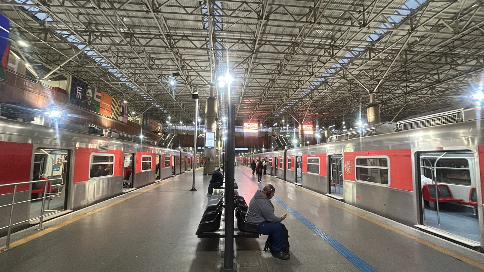 Protesto de moradores interrompe parcialmente circulação da Linha 12-Safira da CPTM em SP
