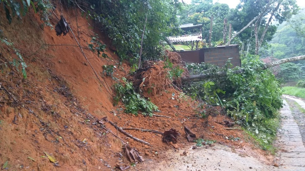 VÍDEO: Morador registra momento em que deslizamento de terra bloqueia trecho  da RJ-127, em Paulo de Frontin | Sul do Rio e Costa Verde | G1