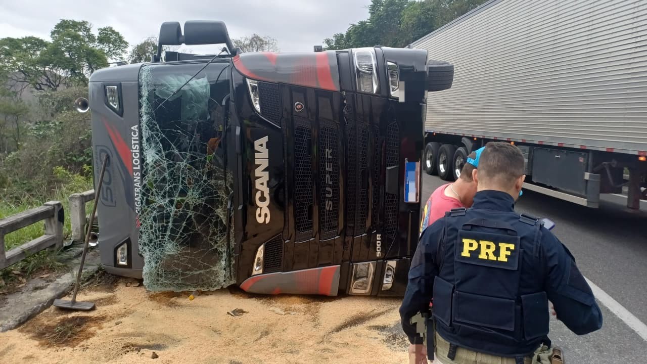 Carreta com carga de polietileno tomba na descida da Serra das Araras