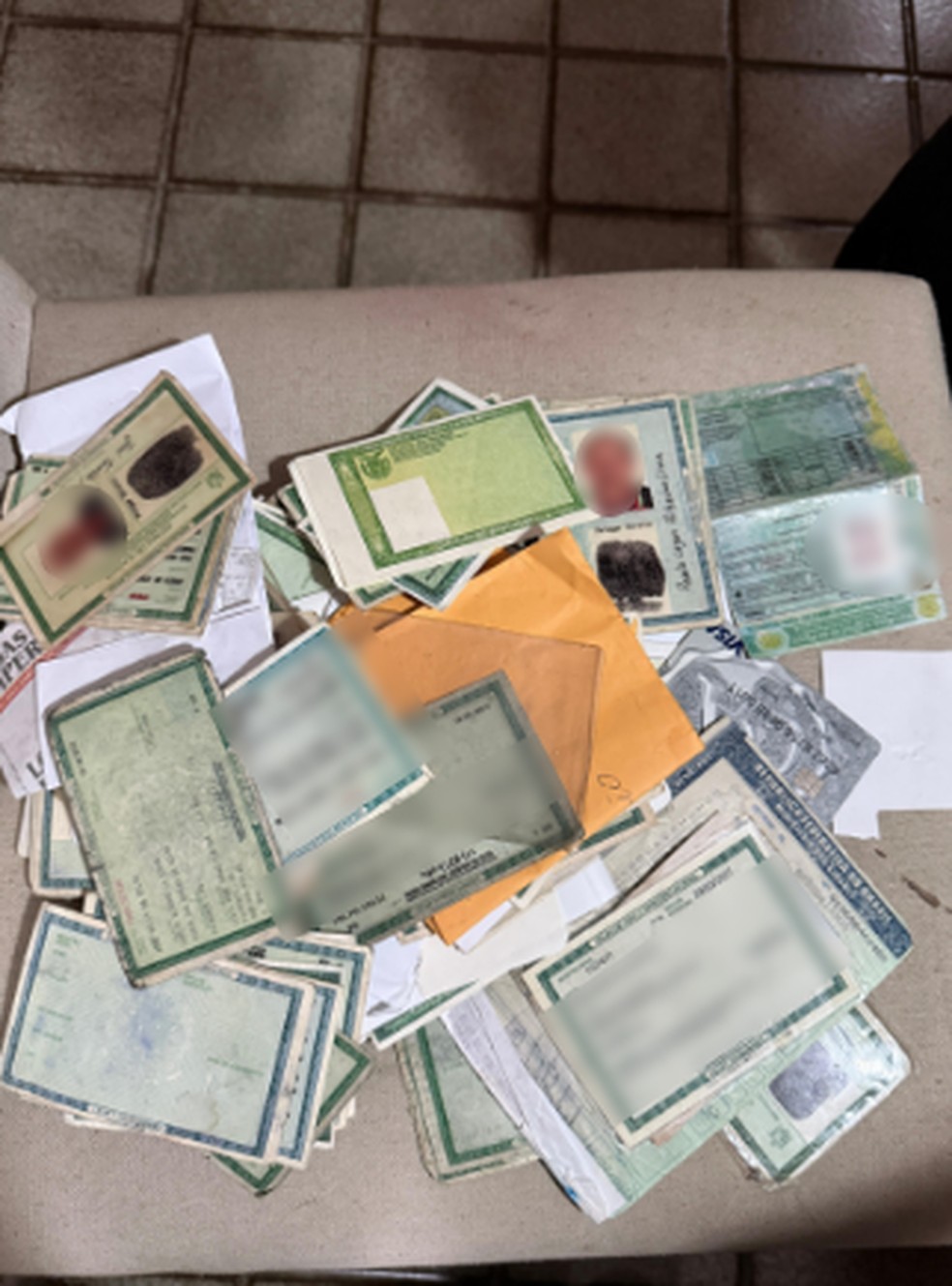 Documentos de pessoas idosas foram encontrados e apreendidos — Foto: Ascom/ PC-AL