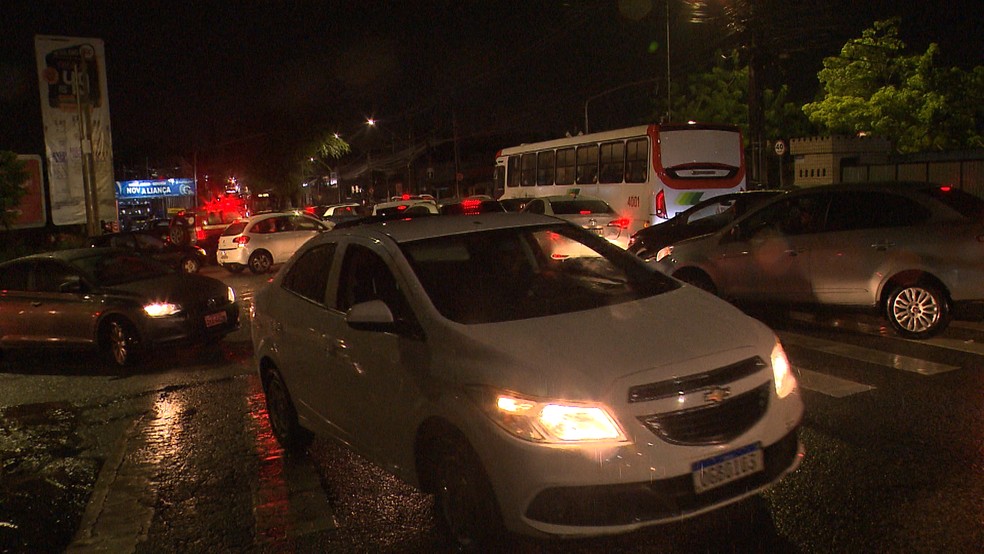 Algumas vias da cidade ficaram completamente interditadas — Foto: TV Paraíba/Reprodução
