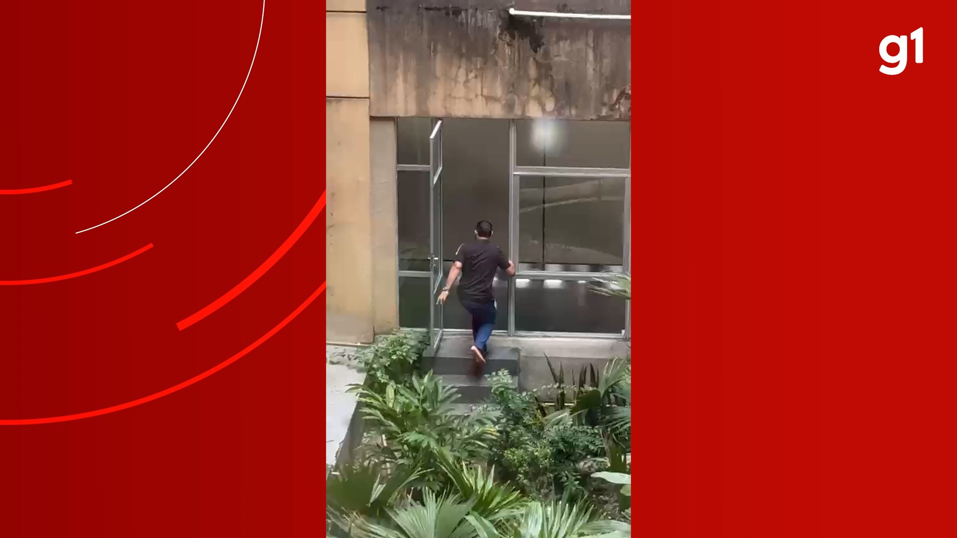VÍDEO: Homem tenta fugir ao descobrir que seria preso dentro de fórum em Manaus