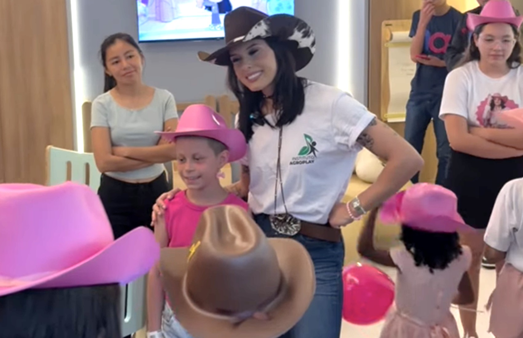 Ana Castela surpreende crianças no Hospital de Amor em Barretos, SP, na inauguração de nova ala