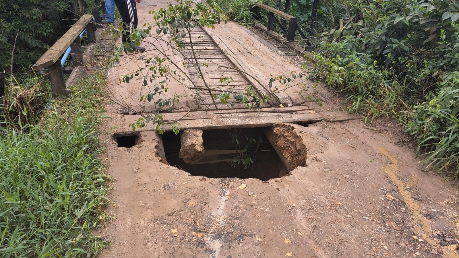 Chuva provoca alagamentos, deslizamentos de terra e interdições de rodovias na região de Itapetininga