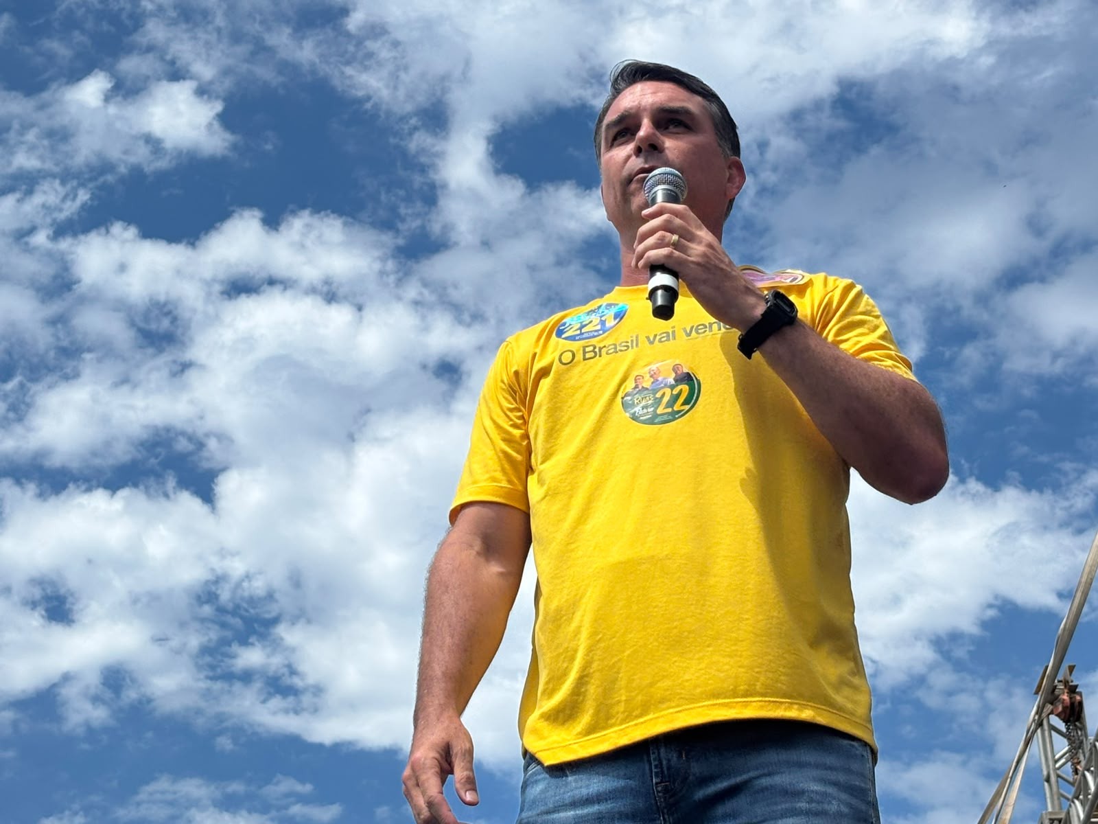 Flavio Bolsonaro critica legislação ambiental de Cabo Frio e defende 'grandes empreendimentos' na cidade