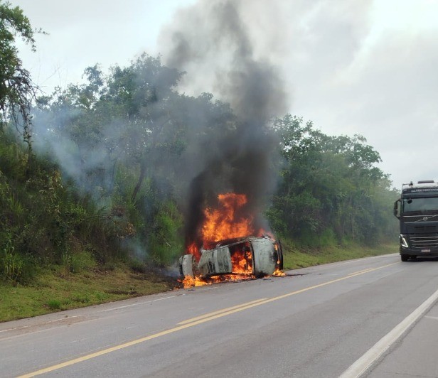 Carro capota e pega fogo em seguida na BR-262, em Bom Despacho