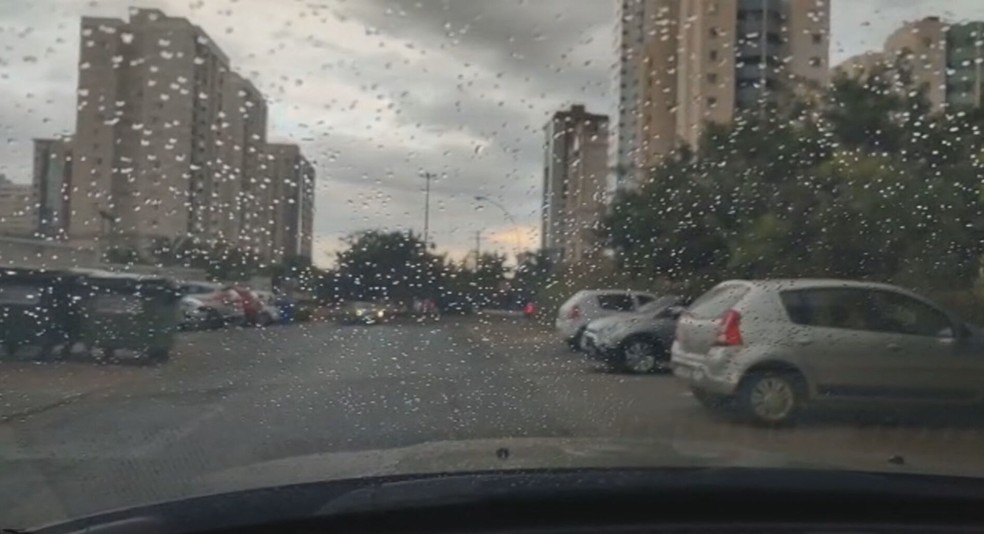 Enfim, o refresco 🌧️🙏: Moradores do DF registram chuva em várias regiões após calor intenso; veja VÍDEOS | Distrito Federal | G1