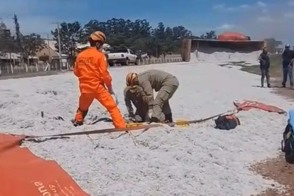 Bombeiros resgatando idosa soterrada em carga de algodão, em Chapadão do Sul — Foto: chapadensenews