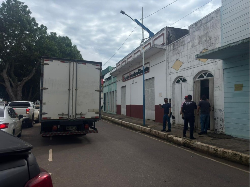 Caminhão foi utilizado para retirar o material apreendido e levar para uma depósito da Polícia Civil — Foto: Júnior Andrade/Rede Amazônica Acre